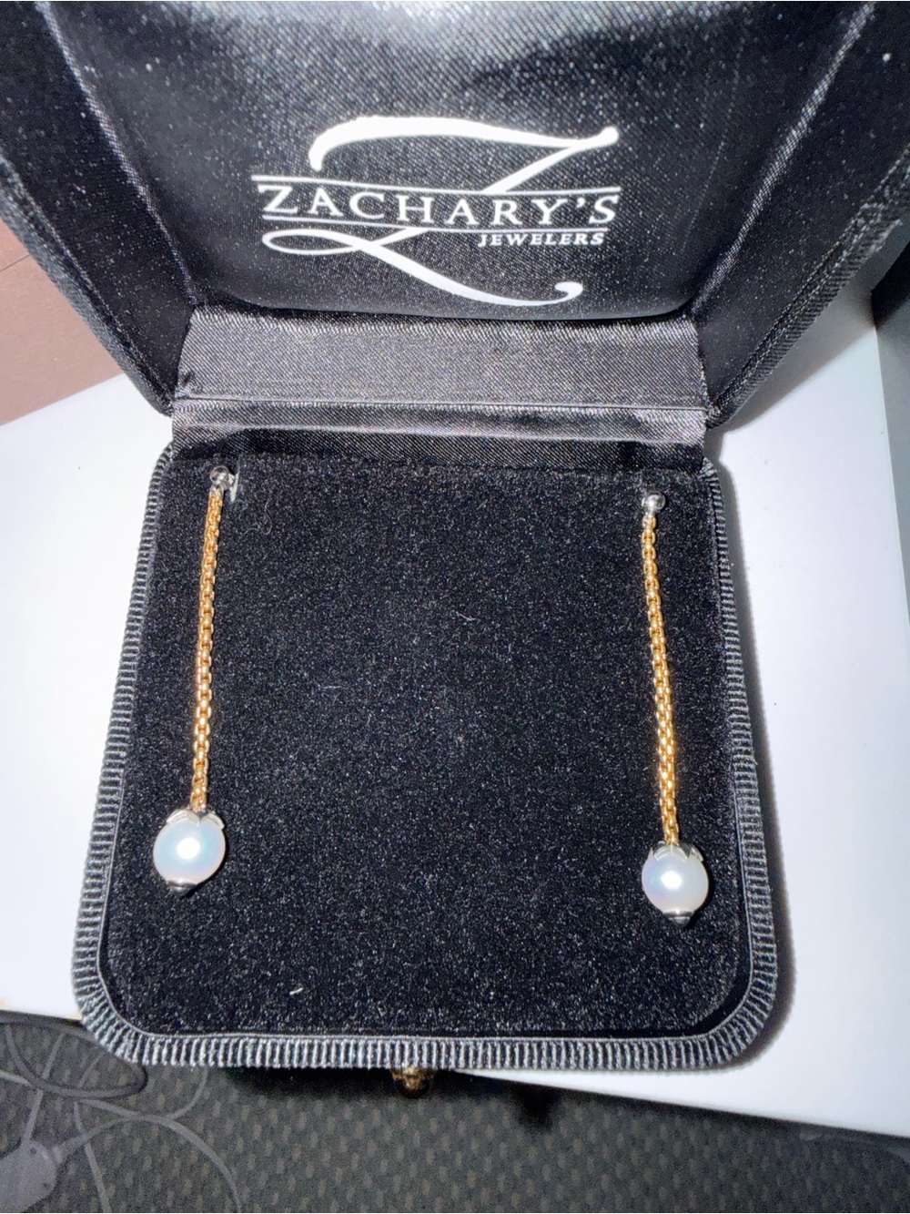 18K yellow gold earring featuring a pearl drop pendant